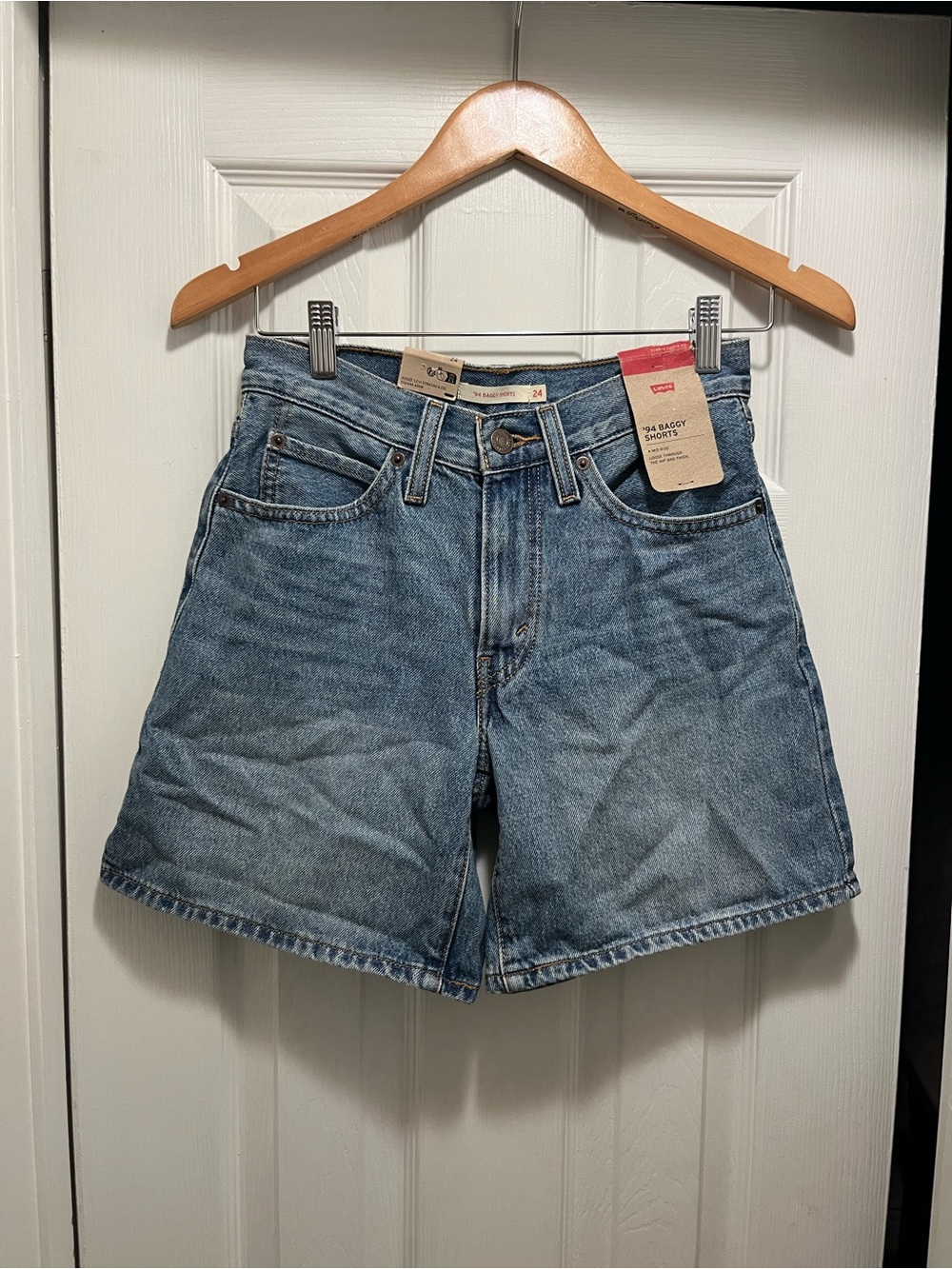 NWT Levi’s ’94 Baggy Denim Shorts Women’s 24 High Rise Medium Wash